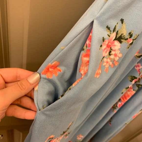 Beautiful v-cut dress with hidden pockets! - Picture 5 of 5